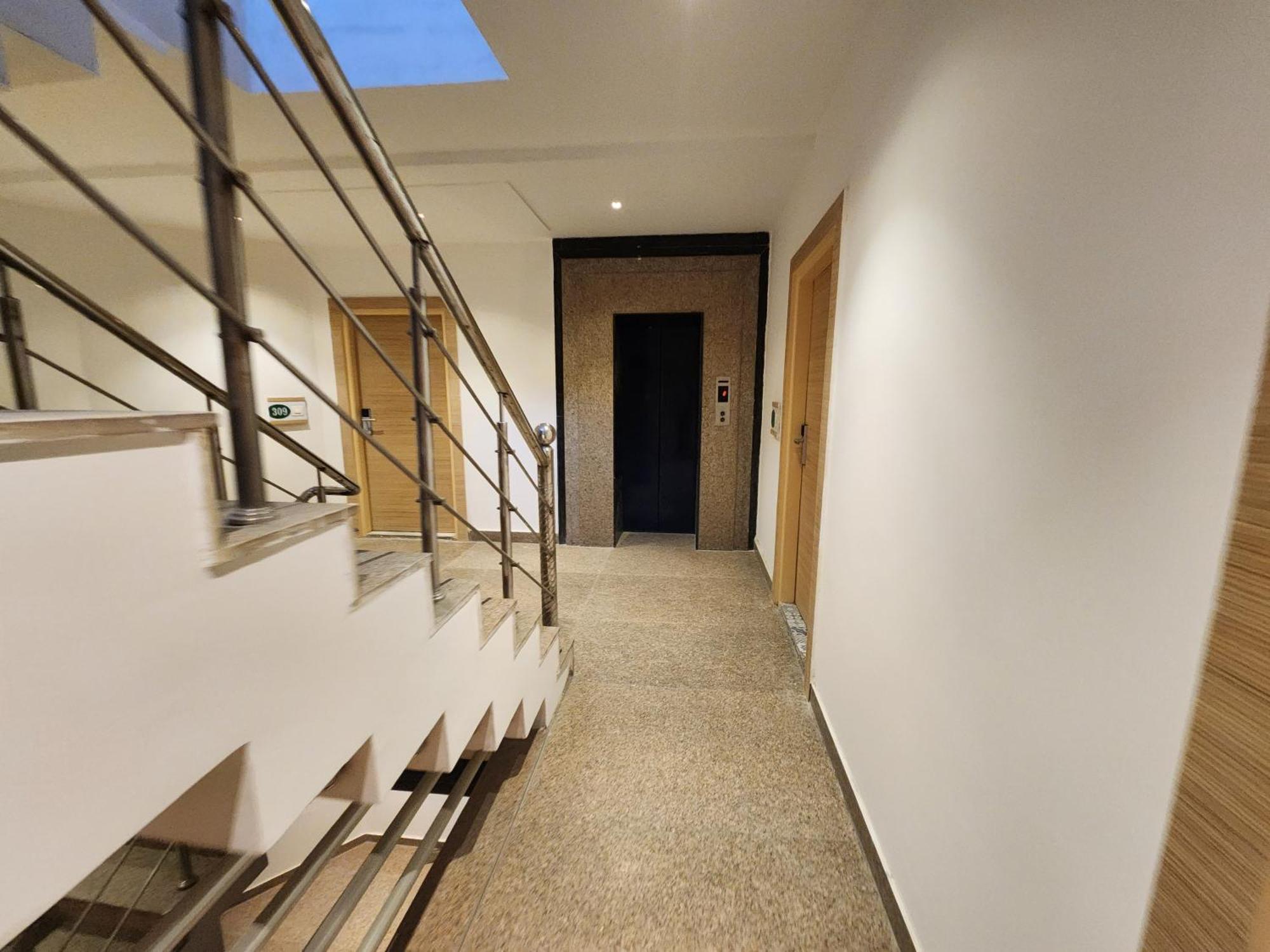 Square9 - A Boutique Hotel גורגאון מראה חיצוני תמונה